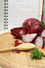 rote zwiebeln mit kochbuch