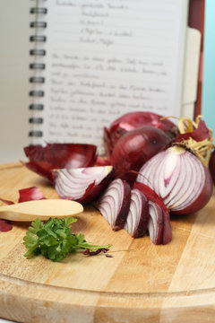 rote zwiebeln mit kochbuch