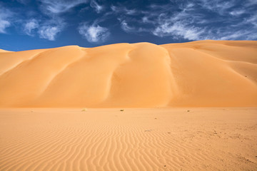 Dune de sable et ciel bleu