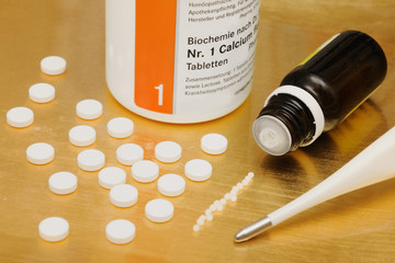Homöopathisches Medikament mit Fiebermesser