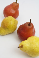 Gelbe und rote Birnen