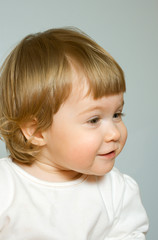 Naklejka premium Studio portrait of small smiling girl