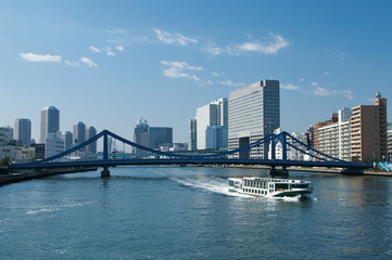隅田川の水上バスと清洲橋
