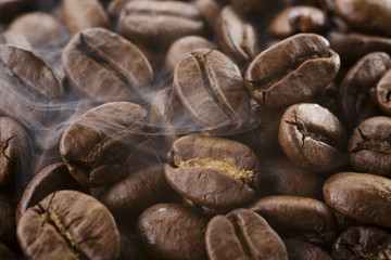 Frisch geröstete Kaffeebohnen