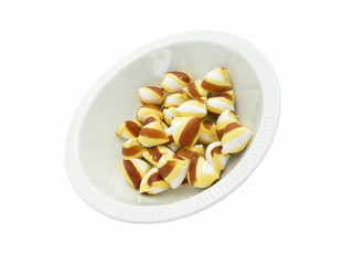 Bonbons in weißer Schale
