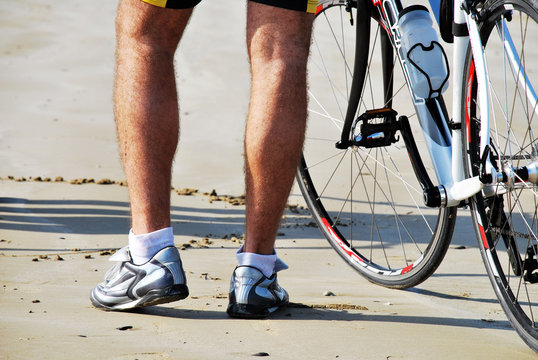 Ciclista in spiaggia