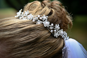 tiara bride blond hair