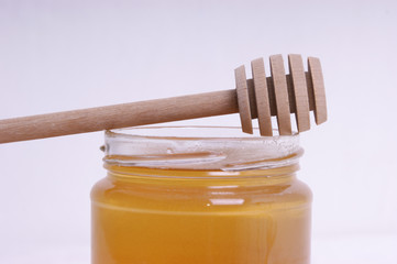 Honigstab auf einem Honigglas