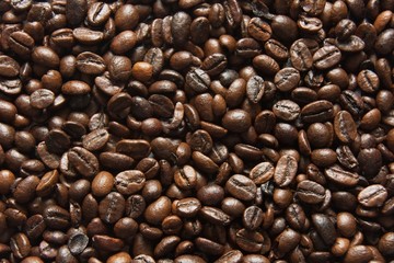 Kaffeebohnen geschüttet