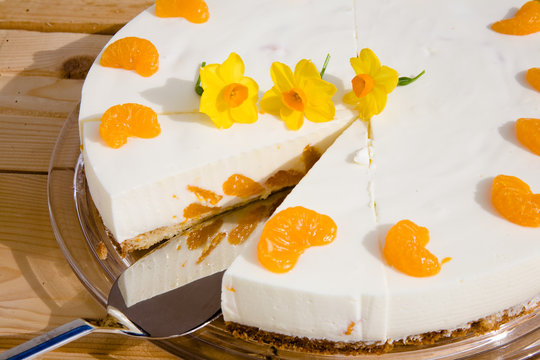 mandrinen-joghurt-torte mit 3 osterglocken