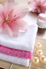 Fototapeta na wymiar lily ręczniki relaksu