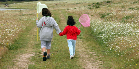 Niñas caminando por el campo
