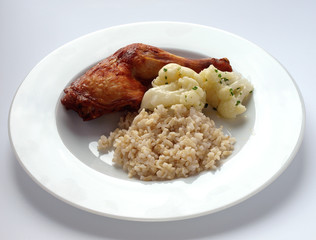 Hähnchenschenkel mit Reis und Blumenkohl