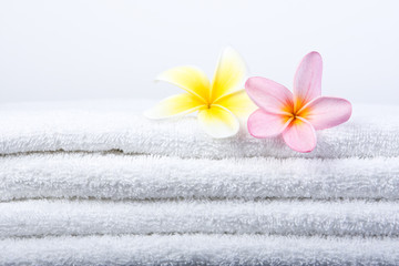 Obraz na płótnie Canvas Plumeria Flowers On White Towel