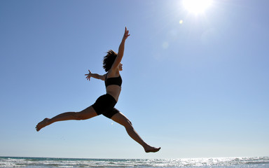 Femme sautant à la mer