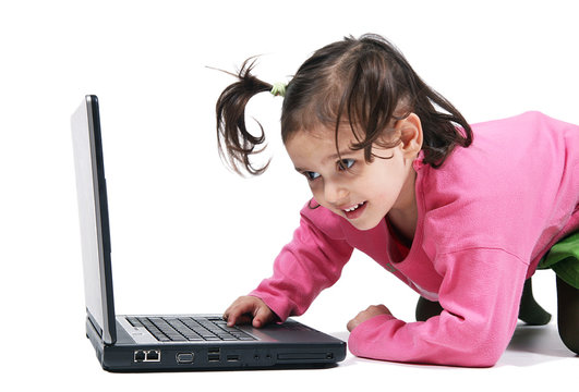 bambina al computer
