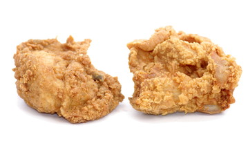deux morceaux de poulet frits