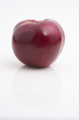 Roter Apfel isoliert