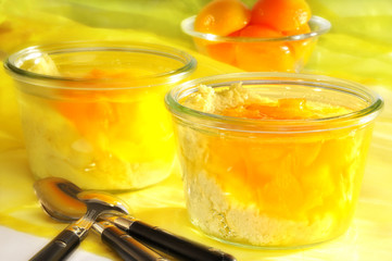 Dessert mit Aprikosen und Gries