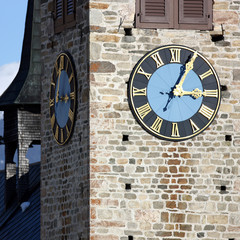 Kirchturm mit Uhr