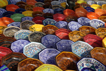 Marcher tunisien et assiette de couleurs 