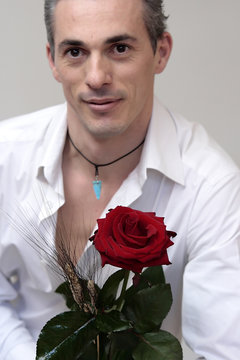 L'UMO CON LA ROSA ROSSA