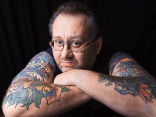 Mann mit tätowierten Armen © Starpics