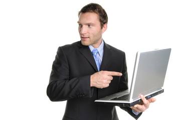 Mann präsentiert Notebook