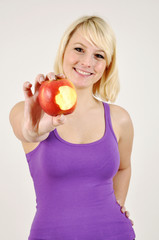 Frau mit Apfel