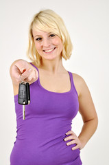 Frau mit Autoschlüssel