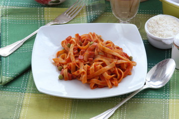 Tagliatelle ai piselli e prosciutto crudo Primi piatti italiani
