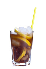 cuba libre mit Zitronen isoliert auf weißem Hintergrund