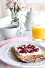 Frühstück Toast mit Marmelade und Tee