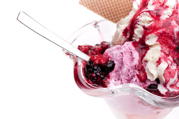 Detail von Eis, Früchten und Löffel