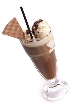 Eiskaffee mit Waffel und Strohhalm