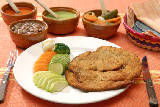 Pechuga de pollo empanizada acompa&ntilde;ada con vegetales. M&eacute;xico