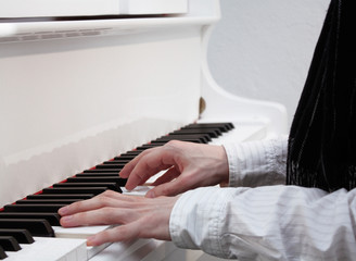 Hände am Klavier, Ausschnitt