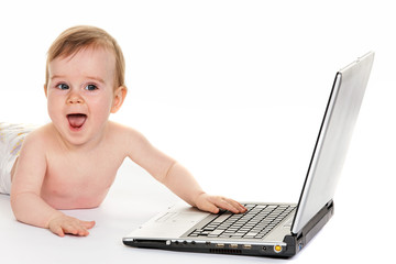 Kleines Kind mit Laptop Computer beim spielen