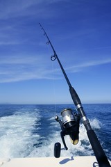 Canne à pêche et moulinet sur bateau, pêche dans l& 39 océan bleu