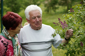 couple âgé dans un jardin