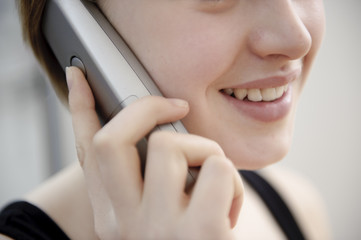 junge frau telefoniert lächelnd und freundlich