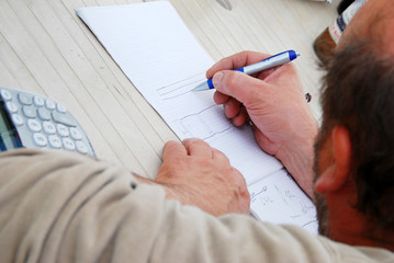 Homme qui fait des plans