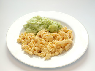 Spätzle mit Gurkensalat