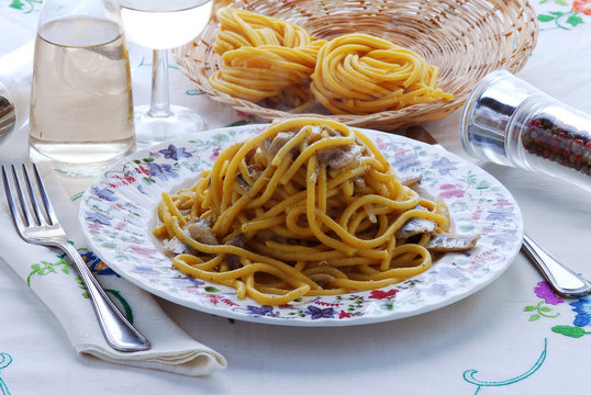 Bigoli in salsa di sarde - Primi piatti - Ricette del Veneto