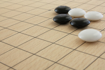 Schwarze und wei&szlig;e Go-Steine auf Brett