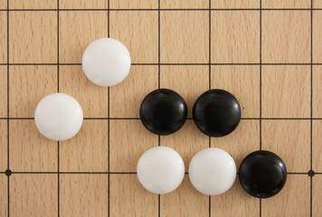 Schwarze und wei&szlig;e Go-Steine auf Brett