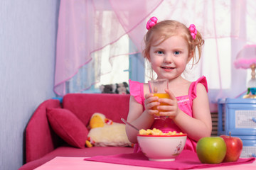 Naklejka premium girl with breakfast