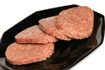 steack haché crus dans une assiette