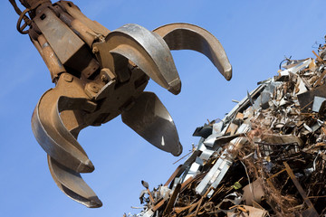 crane grabber up on the rusty metal heap - obrazy, fototapety, plakaty