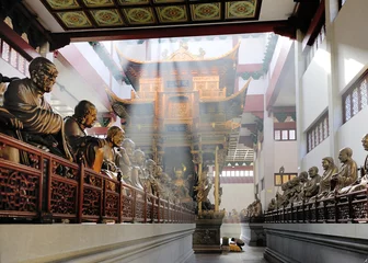 Zelfklevend Fotobehang Hall with statues at Lingyin Temple © robepco